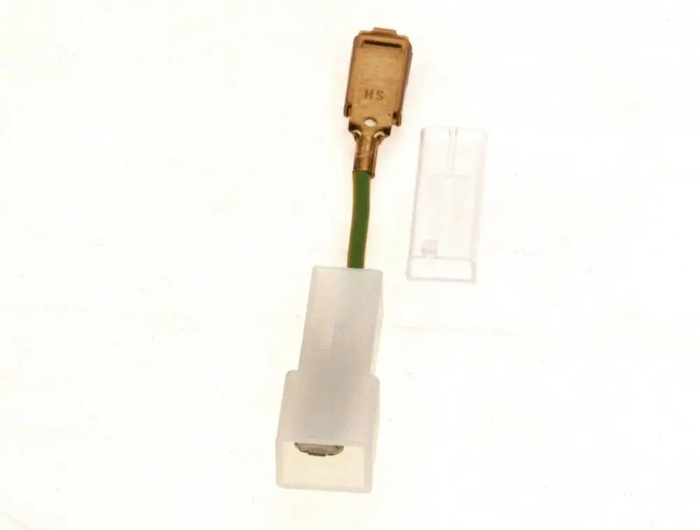 Grüner Kabeladapter mit einem metallischen Anschluss und einer transparenten Schutzabdeckung, hergestellt von Bosch.